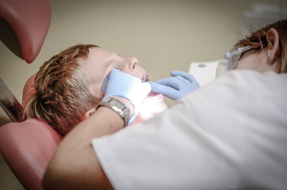 Cennik usług dentystycznych - ile kosztują implanty zębowe?