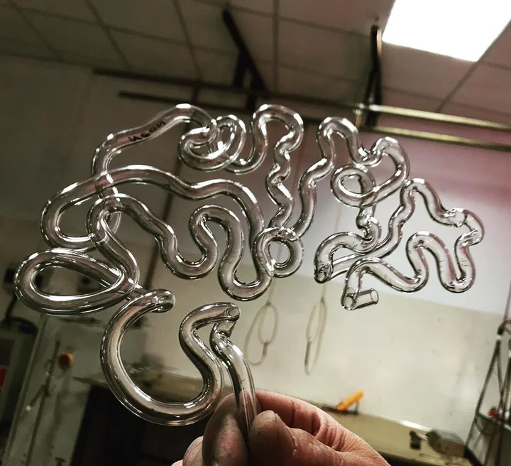 Typografia w neonach reklamowych – co działa, a co nie?