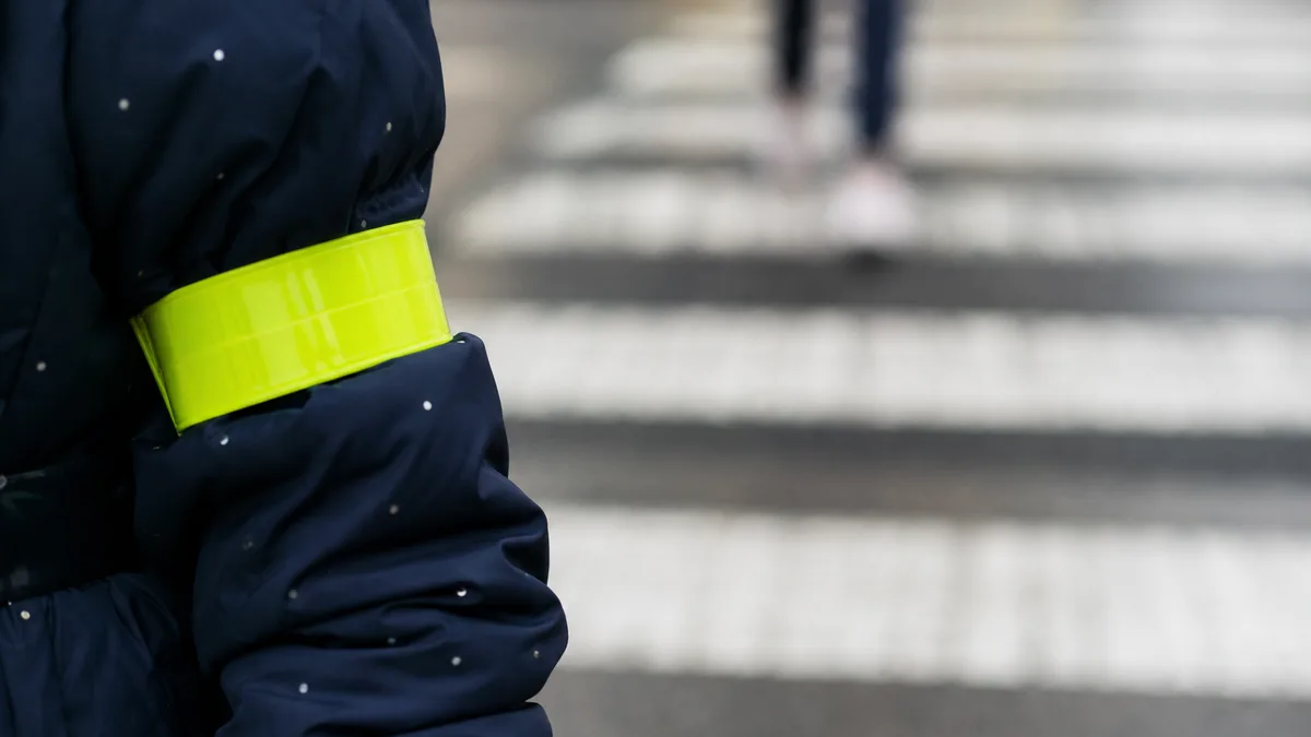 Odblaski i lekcja na macie. Policjanci uczyli dzieci w Pabianicach