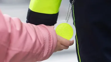 Policjanci z Pabianic uczyli dzieci ruchu drogowego. Pomogła mata