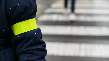 Odblaski i lekcja na macie. Policjanci uczyli dzieci w Pabianicach