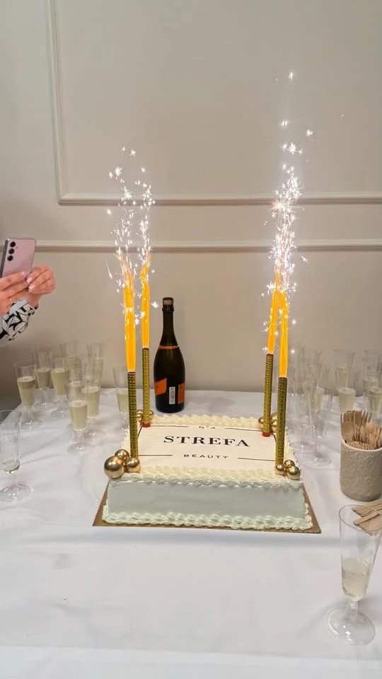Grafika promocyjna wydarzenia 1 Urodziny Strefa4Beauty — tort, szampan i konkurs w Pabianicach