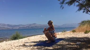 Grafika promocyjna wydarzenia Joga hormonalna w Pabianicach na bolesne miesiączki i PMS