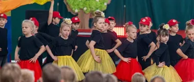 W SP nr 5 zabrzmiał świat. Uczniowie zabrali publiczność w barwną podróż
