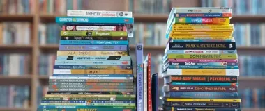 Nowe książki na półkach biblioteki kuszą fanów serii