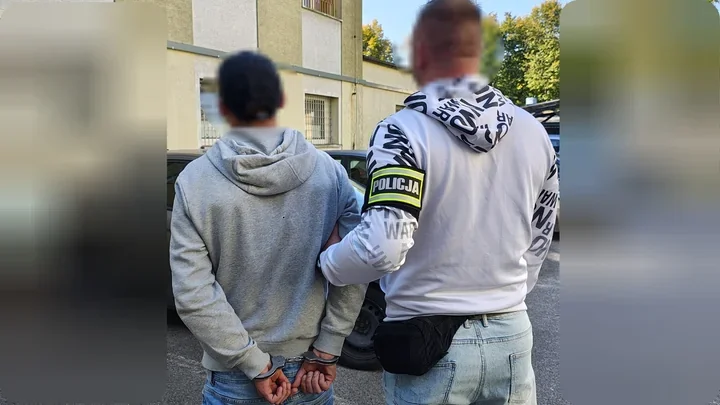 Zwrócił uwagę pod kamienicą. 60-latek został pobity, są zarzuty
