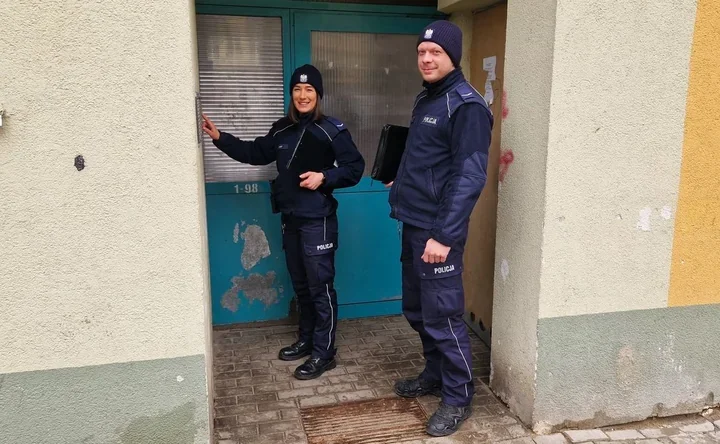 Dzielnicowi z Pabianic ratują życie i dogrzewają domy w akcji na osiedlach