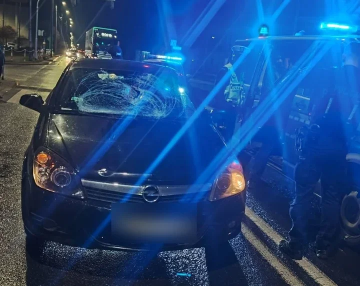 Czerwone światło i chwila nieuwagi - pieszy wpadł pod Opla w Ksawerowie