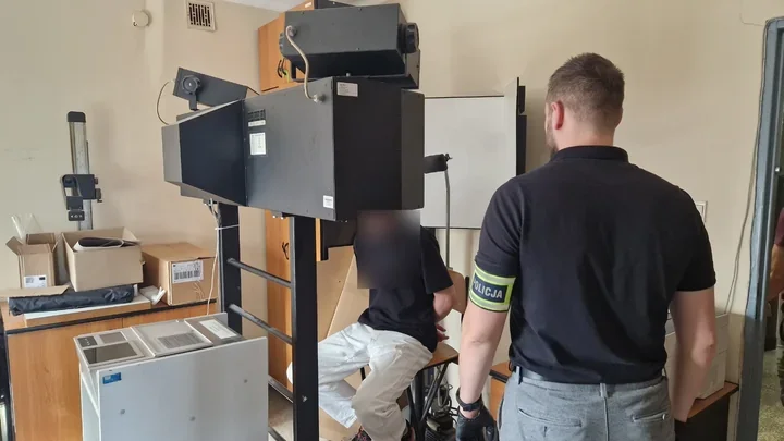 Nożownik i znajomy z młotkiem wymusili 3,6 tys. zł - kryminalni z Pabianic ich zatrzymali