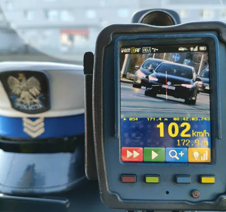 Cztery prawa jazdy zabrane w weekend - kierowcy pędzili nawet o 64 km/h za dużo