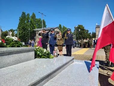 Policja z Pabianic na obchodach Święta Wojska Polskiego - ważny gest