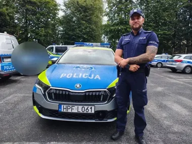 Seniorka upadła na przystanku w Pabianicach. Policjant ruszył z pomocą