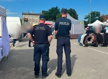 Tłok na targowiskach w Pabianicach. Policja prowadzi kontrole przeciw kieszonkowcom
