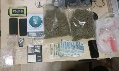 Prawie 900 gramów narkotyków w Pabianicach. Zatrzymano trzy osoby