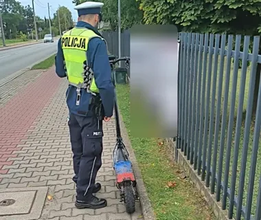 Jeden kask, dwóch 16-latków na hulajnodze. Interweniowała drogówka