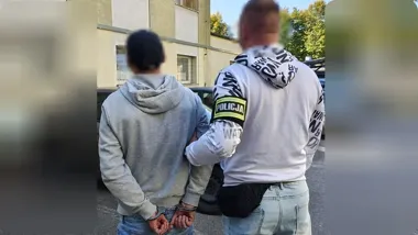Zwrócił uwagę pod kamienicą. 60-latek został pobity, są zarzuty