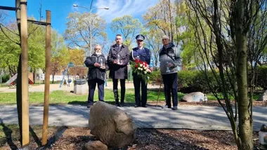 W Pabianicach zapłonęły znicze - hołd dla pomordowanych policjantów wrócił do parku