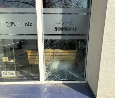 Kamera złapała kierowcę, który wjechał w witrynę na Starym Rynku