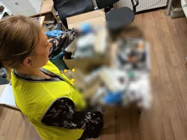 W domu w Ksawerowie znaleziono 14 280 papierosów i 11,5 l spirytusu