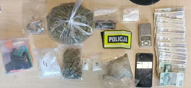 W Pabianicach kryminalni znaleźli w mieszkaniu ponad 400 gramów narkotyków