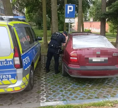 Pies zamknięty w aucie i miejsce dla niepełnosprawnych - interwencja w Pabianicach