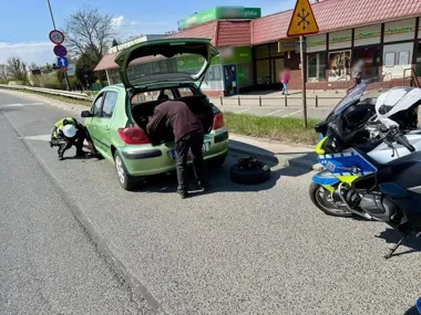 Przebita opona sparaliżowała seniora. Pabianiccy policjanci zmienili koło na ruchliwej ulicy