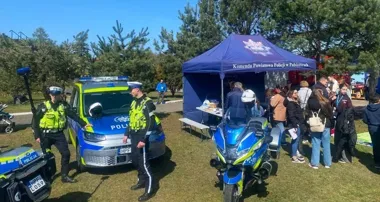 Radiowozy i alkogogle przyciągnęły tłumy na wodne święto w Pabianicach