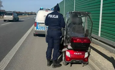 76-latek wjechał wózkiem na S14 - policjanci i strażacy ewakuowali go i sprzęt