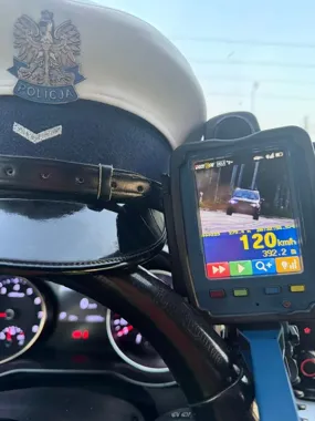 Kierowca BMW pędził 120 km/h w mieście. Pabianiccy policjanci zatrzymali kilku