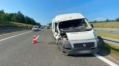 Kierowca fiata zasnął na S14 - zderzenie z ciężarówką i barierami