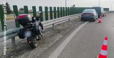 Zjazd z S14 zakończył się w szpitalu - motocyklista zahaczył o Renault