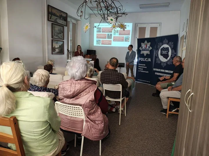 Seniorzy i uczniowie na celowniku oszustów - policja i bank ostrzegają