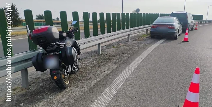 Zjazd z S14 zakończył się w szpitalu - motocyklista zahaczył o Renault