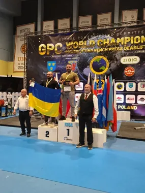 Ceremonia dekoracji medalistów mistrzostw świata GPC w trójbóju siłowym w Pabianicach, Polska.