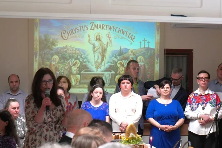 Wielkanocne śniadanie w Pabianicach połączyło występ, rozmowy i świąteczny spokój