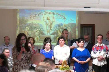 Wielkanocne śniadanie w Pabianicach połączyło występ, rozmowy i świąteczny spokój