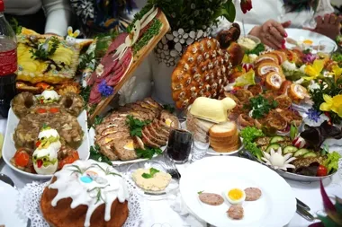 W Bychlewie wielkanocne stoły zamieniły salę w barwną wystawę tradycji