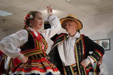 Bychlew powitał wiosnę tańcem, palmami i domowym ciastem