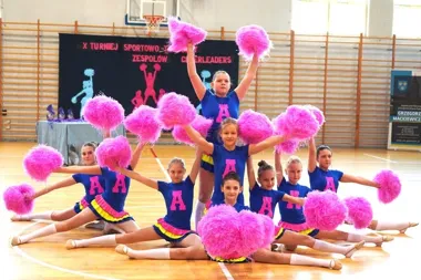 Cheerleaders rozgrzały halę w Pabianicach – SP nr 8 zgarnęła dwa zwycięstwa